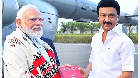 சிலப்பதிகாரம் நூலை வழங்கி பிரதமர் மோடியை வரவேற்ற முதல்வர் ஸ்டாலின்