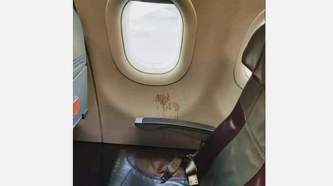 'யாரோ விட்டுச்சென்ற அடையாளம்' - விமானத்திற்குள் குட்கா கறையைக் காட்டி ஐஏஎஸ் அதிகாரி ட்வீட்