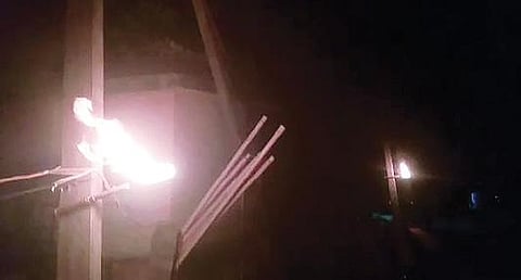 ஆரணி அடுத்த அப்பநல்லூர் கிராமத்தில் உள்ள மின் கம்பங்களில் தீப்பந்தங்களை ஏற்றி கிராம மக்கள் போராட்டத்தில் ஈடுபட்டனர்.