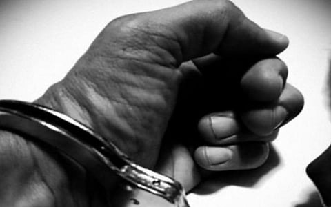 சகோதரர்களை பழி தீர்க்க காத்திருந்த 7 பேர் கும்பல் கைது: வீட்டில் பதுங்கி இருந்தபோது பிடிபட்டனர்