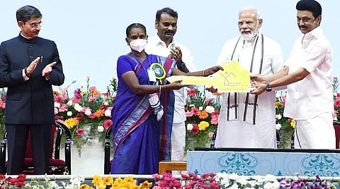 பிரதமரின் நகர்ப்புற வீட்டுவசதி திட்டத்தின்கீழ் குறைந்த செலவில் வீடு கட்டும் திட்டத்தின் ஒரு பகுதியாக சென்னையில் ரூ.116 கோடியில் கட்டி முடிக்கப்பட்டுள்ள 1,152 வீடுகளை பயனாளி ஒருவருக்கு பிரதமர் நரேந்திர மோடி வழங்கினார். உடன் ஆளுநர் ஆர்.என்.ரவி, முதல்வர் ஸ்டாலின், மத்திய இணை அமைச்சர் எல்.முருகன்.படம்: ம.பிரபு