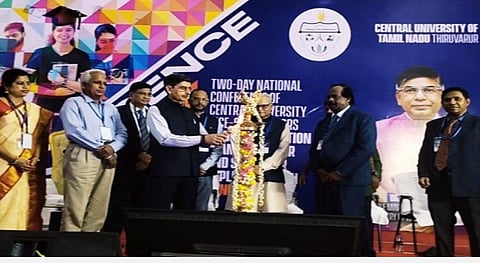 ஆளுநர் ஆர்.என்.ரவி தேசிய கருத்தரங்கத்தை குத்துவிளக்கேற்றி தொடங்கிவைத்தார்.