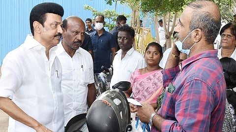 சமீபத்தில் கிண்டி வட்டாட்சியர் அலுவலகத்தில் திடீர் கள ஆய்வில் ஈடுபட்ட முதல்வர் ஸ்டாலின்.