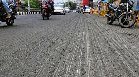 சாலை அமைப்பதில் விதிமீறல்: சென்னை மாநகராட்சி பொறியாளர் காத்திருப்பு பட்டியலுக்கு மாற்றம்