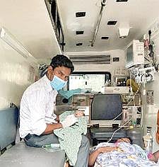 108 ஆம்புலன்சில் பிறந்த பெண் குழந்தையை மகிழ்ச்சி யுடன் தூக்கிய மருத்துவ உதவியாளர்.