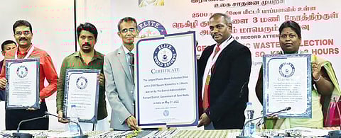 ராணிப்பேட்டை மாவட்டம் ஆற்காடு நகராட்சி பகுதியில் பிளாஸ்டிக் குப்பைகள் அகற்றும் பணியில் நேற்று ஈடுபட்ட மாவட்ட ஆட்சியர் பாஸ்கர பாண்டியன். அருகில், சட்டப்பேரவை உறுப்பினர் ஈஸ்வரப்பன் உள்ளிட்டோர்.