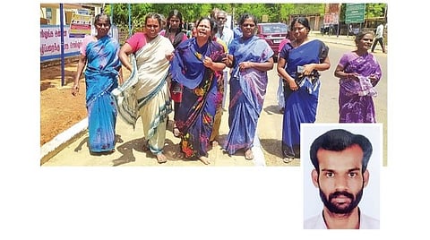 மலேசியாவில் மர்மமான முறையில் கணவர் இறந்தது குறித்து விசாரிக்கக்கோரி சிவகங்கை ஆட்சியரிடம் மனு கொடுக்க வந்த மனைவி செந்திலா. (உள்படம்) மோகன சுந்தரம்.