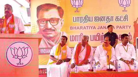 புதுச்சேரி பாஜக மாநில நிர்வாகிகள் பயிற்சி முகாமில் பேசும் மாநில பொறுப் பாளர் நிர்மல் குமார் சுரானா. உடன் தமிழக பாஜக மாநிலத் தலைவர் அண்ணா மலை, அமைச்சர்கள் நமச்சிவாயம், சாய் சரவணன்குமார் உள்ளிட்டோர்.