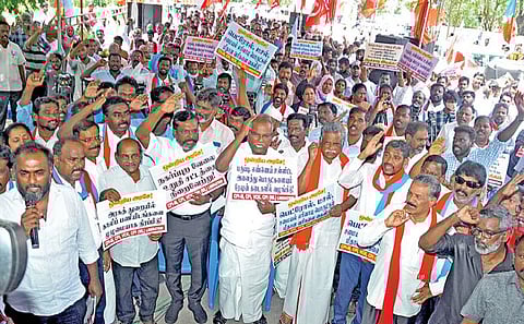 எரிபொருட்கள் மீதான வரி விதிப்பைக் கைவிடுதல் உள்ளிட்ட கோரிக்கைகளை வலியுறுத்தி சென்னை வள்ளுவர்கோட்டம் அருகே நேற்று ஆர்ப்பாட்டம் நடத்திய கம்யூனிஸ்ட் மற்றும் விடுதலை சிறுத்தைகள் கட்சியினர்.படம்: ம.பிரபு