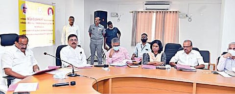 தமிழக எல்லையோரப் பகுதிகளில் ரேஷன் அரிசி கடத்தலை தடுப்பது தொடர்பாக உணவுத் துறை அமைச்சர் அர.சக்கரபாணி தலைமையில் நடைபெற்ற ஆய்வுக் கூட்டம்.