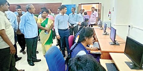 தேனி ஐடிஐ-யில் ஆய்வு செய்யும் வேலைவாய்ப்பு மற்றும் பயிற்சித் துறை இயக்குநர் கே.வீரராகவ ராவ். அருகில் மேலாண்மைக் குழுத் தலைவர் வி.அரவிந்த் உள்ளிட்டோர்.