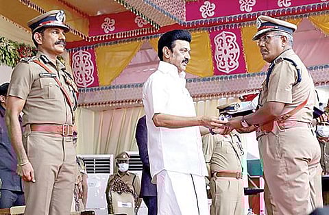 சென்னையில் நேற்று நடைபெற்ற விழாவில் காவல் துறை அதிகாரிகளுக்குப் பதக்கம் வழங்கினார் முதல்வர் மு.க.ஸ்டாலின். உடன், டிஜிபி சைலேந்திர பாபு. படம்: ம.பிரபு