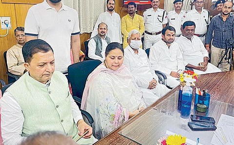 மாநிலங்களவை தேர்தலில் போட்டியிட ராஷ்ட்ரிய ஜனதா தள கட்சி வேட்பாளர்கள் மிசா பாரதி மற்றும் பயஸ் அகமது ஆகியோர் பாட்னாவில் உள்ள சட்டப்பேரவையில் நேற்று மனுத்தாக்கல் செய்தனர். அப்போது அவர்களுடன் கட்சி தலைவர் லாலு பிரசாத் யாதவ் உடன் வந்தார். படம்: பிடிஐ.