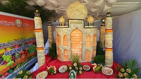 குன்னூர் பழக்காட்சியில் பார்வையாளர்களைக் கவர்ந்த கழுகு, கரடி வடிவமைப்புகள்