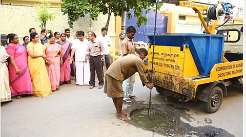 மதுரை மேயர் முன்னிலையில் முறையான பாதுகாப்பு உபகரணங்கள் இல்லாமல் கழிவுநீர் தொட்டியை சுத்தம் செய்யும் தூய்மைப் பணியாளர்கள்