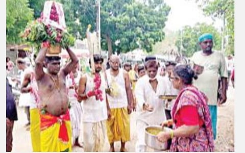 பாகிஸ்தான் கராச்சி பகுதியில் உள்ள கோரங்கி நகரில் தமிழர்கள் சார்பில் நடத்தப்படும் மாரியம்மன் கோயில் கரக உற்சவம்.