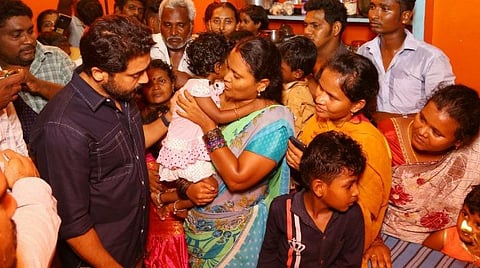 சாலை விபத்தில் உயிரிழந்த ரசிகரின் குடும்பத்துக்கு சூர்யா நேரில் ஆறுதல்