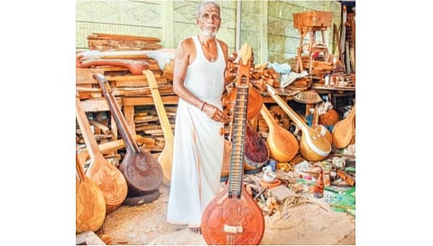 மெழுகை கொண்டு மேளம் அமைக்காமல் முதன்முறையாக முழுவதும் மரத்தால் வடிவமைக்கப்பட்ட ‘தஞ்சாவூர் வீணை’