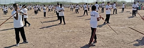 ராமநாதபுரத்தில் 3 மணி நேரம் தொடர் சிலம்பம் சுற்றும் சாதனை நிகழ்ச்சியில் பங்கேற்ற மாணவ, மாணவிகள்.