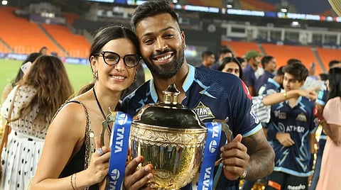 IPL 2022 | கோப்பையை வென்ற குஜராத்; களத்தில் மனைவியைக் கட்டி அணைத்து நெகிழ்ந்த ஹர்திக்