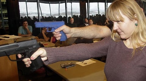 அமெரிக்கா | ஆசிரியர்களிடம் துப்பாக்கியை அளிப்பது பள்ளியின் பாதுகாப்பை கூட்டுமா? - ஓர் ஆய்வுப் பார்வை