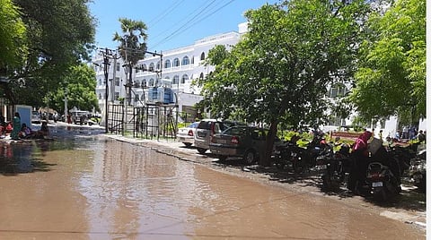 மதுரை கலெக்டர் ஆபீஸை சூழ்ந்த சாக்கடை கழிவுநீர் - மனு அளிக்க வந்த மக்கள் அதிருப்தி