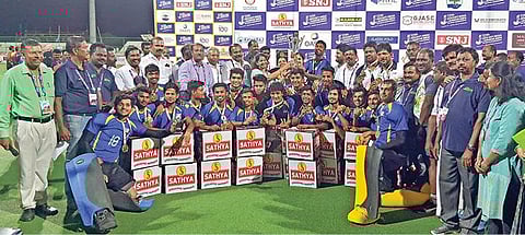 கோவில்பட்டியில் நடைபெற்ற 12-வது ஜூனியர் ஹாக்கி போட்டி இறுதி ஆட்டத்தில் வெற்றி பெற்ற உத்தரபிரதேசம் அணிக்கு கனிமொழி எம்.பி. கோப்பை வழங்கினார்.