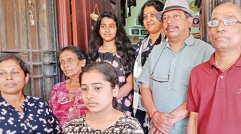 இலங்கை சிங்களர் குடும்பத்தினரை வரவழைத்து நேசக்கரம் நீட்டிய காரைக்குடி குடும்பத்தார்