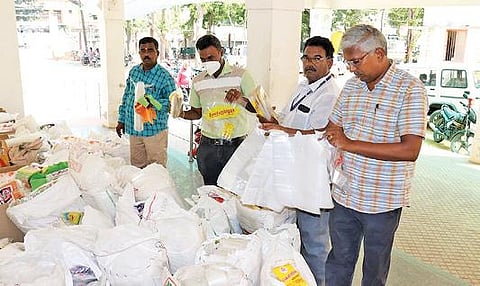கடலூர் மாநகராட்சி அதிகாரிகளால் மினிலாரியில் பறிமுதல் செய்யப்பட்ட தடை செய்யப்பட்ட பிளாஸ்டிக் பொருட்கள்.