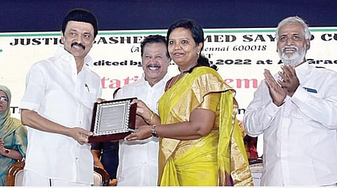 சென்னை, நீதிபதி பஷீர் அகமது சையது மகளிர் கல்லூரி தேசிய தர நிர்ணயக் குழுவால் A தகுதி பெற்றமைக்காக நடைபெற்ற பாராட்டு விழாவில் சிறந்த பேராசிரியர்களுக்கு முதல்வர் மு.க.ஸ்டாலின் பாராட்டு சான்றிதழ்களை வழங்கினார். உடன், அமைச்சர்கள் பொன்முடி, மா.சுப்பிரமணியன், பி.கே.சேகர்பாபு, நீதிபதி பஷீர் அகமது சையது மகளிர் கல்லூரி தலைவர் மூஸா ரஸா, முதல்வர் ஷானாஸ் அகமது, துணை முதல்வர் அம்துல் அஜீஸ், கல்லூரியின் நிர்வாகிகள் மற்றும் பேராசிரியர்கள் உள்ளிட்டோர்.