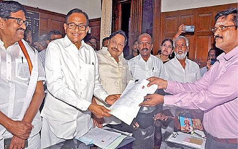 மாநிலங்களவை உறுப்பினர் தேர்தலுக்கான வேட்புமனுவை தேர்தல் நடத்தும் அலுவலரும், தமிழக சட்டப்பேரவைச் செயலருமான கே.சீனிவாசனிடம் நேற்று தாக்கல் செய்தார் காங்கிரஸ் வேட்பாளர் ப.சிதம்பரம். உடன், தமிழ்நாடு காங்கிரஸ் தலைவர் கே.எஸ்.அழகிரி, அமைச்சர்கள் துரைமுருகன், மா.சுப்பிரமணியன், பி.கே.சேகர்பாபு. இதேபோல, அதிமுக சார்பில் ஆர்.தர்மர், சி.வி.சண்முகம் ஆகியோரும் வேட்புமனு தாக்கல் செய்தனர். உடன், கட்சி ஒருங்கிணைப்பாளர் ஓ.பன்னீர்செல்வம், இணை ஒருங்கிணைப்பாளர் பழனிசாமி உள்ளிட்டோர்.படங்கள்: ம.பிரபு