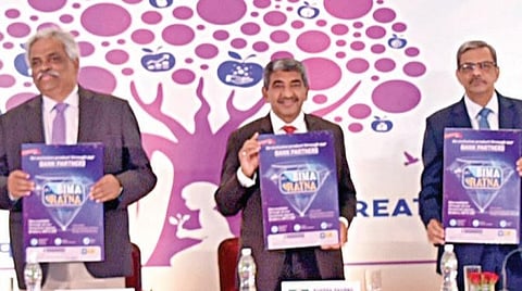 இந்திய ஆயுள் காப்பீட்டுக் கழகத்தின் ‘பீமா ரத்னா’ பாலிசி திட்டத்தை அறிமுகம் செய்துவைத்தார் எல்ஐசி தலைவர் எம்.ஆர்.குமார். உடன், நிர்வாக இயக்குநர்கள், கார்ப்பரேட் முகமையாக செயல்படும் வங்கிகளின் தலைமை செயல் அதிகாரிகள் உள்ளிட்டோர்.