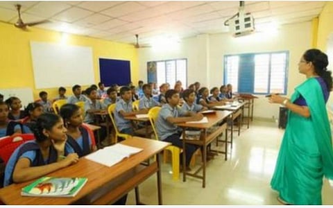 ஆசிரியர்களும் கடும் நெருக்கடியில் இருக்கிறார்கள்!