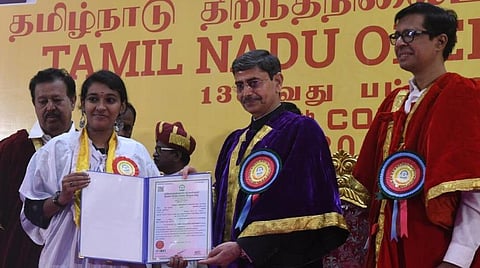 தமிழ்நாடு திறந்தநிலை பல்கலைக்கழகத்தின் 13-வது பட்டமளிப்பு விழா நேற்று நடைபெற்றது. இதில் ஆளுநர் ஆர்.என்.ரவி பங்கேற்று மாணவர்களுக்கு பட்டங்களை வழங்கினார். உயர்கல்வித் துறை அமைச்சர் பொன்முடி, துறை செயலர் தா.கார்த்திகேயன், பல்கலை. பதிவாளர் கே.ரத்னகுமார், தேர்வுக் கட்டுப்பாட்டு அலுவலர் மணிவண்ணன், பேராசிரியர்கள் பங்கேற்றனர்.படம்: பு.க.பிரவீன்