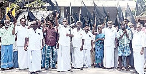 சித்தூர் - தச்சூர் 6 வழிச் சாலை திட்டத்தை மாற்று வழிகளில் செயல் படுத்தக் கோரி நேற்று பள்ளிப்பட்டு வட்டாட்சியர் அலுவலகம் முன்பு கறுப்புக் கொடி ஆர்ப்பாட்டம் நடைபெற்றது.