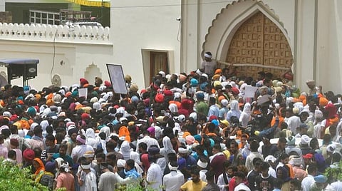 பஞ்சாபி பாடகர் சித்து மூஸ் வாலா உடல் தகனம் - பூர்வீக கிராமத்தில் நடந்த இறுதிச்சடங்கில் ஏராளமானோர் பங்கேற்பு