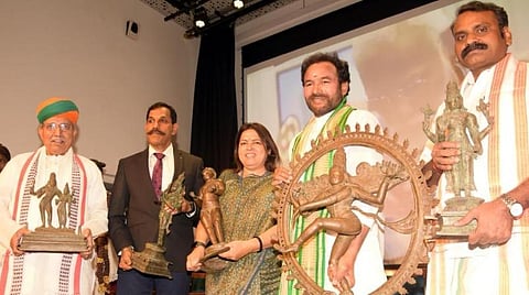 யுஎஸ், ஆஸி.யில் மீட்கப்பட்ட தமிழகக் கோயில்களின் 10 சிலைகள் - டிஜிபி சைலேந்திர பாபுவிடம் ஒப்படைப்பு