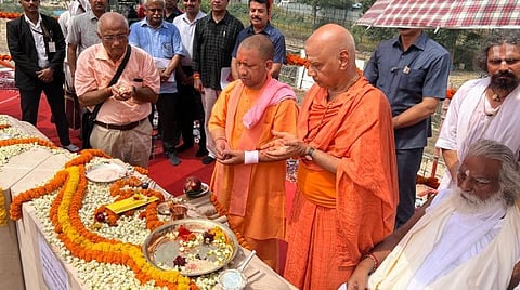 ராமர் கோயில் கருவறைக்கு அடிக்கல் நாட்டினார் ஆதித்யநாத்