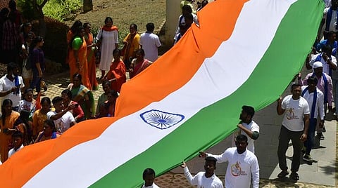 இனி பாலியஸ்டர் துணிகளிலும் தேசியக் கொடி உற்பத்திக்கு அனுமதி