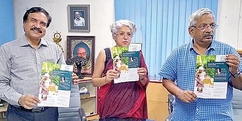 எம்.எஸ்.சுவாமிநாதன் ஆராய்ச்சி அறக்கட்டளை சார்பில் கேரள மாநிலம் வயநாட்டில் 25 ஆண்டுகளாக இயங்கி வரும் சமூக வேளாண் உயிர்பன்மை மையத்தின் சிறப்புகள் குறித்த செய்தி மடலை அறக்கட்டளை தலைவர் மதுரா சுவாமிநாதன் சென்னையில் நேற்று வெளியிட்டார். உடன் அறக்கட்ட ளையின் செயல் இயக்குநர் ஜி.என்.ஹரிஹரன், பருவநிலை மாற்றப் பிரிவு முதுநிலை ஆராய்ச்சியாளர் ஜெயராமன். படம்: ச.கார்த்திகேயன்