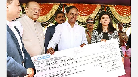 'தங்க மகள்' நிகத் ஐரீனுக்கு ரூ.2 கோடி வழங்கினார் தெலங்கானா முதல்வர்