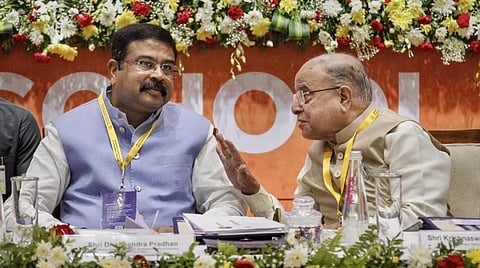 கல்வி அமைச்சர்களின் தேசிய மாநாட்டில், புதிய தேசிய பாடத்திட்டத்தை உருவாக்குவதற்கான குழுவின் தலைவர் கஸ்தூரி ரங்கனுடன் மத்திய கல்வி அமைச்சர் தர்மேந்திர பிரதான்.