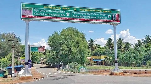 கீழடியில் பேருந்து நிறுத்தம் அமைக்கப்படுமா? - தொல்லியல் ஆர்வலர்கள், சுற்றுலா பயணிகள் எதிர்பார்ப்பு