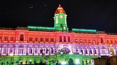 சென்னை மாநகராட்சி ரிப்பன் கட்டிடத்தில், நிறம்மாறும் வண்ண விளக்குகளால் ஒளிரும் அமைப்பை நேற்று தொடங்கிவைத்தார் முதல்வர் மு.க.ஸ்டாலின். உடன், அமைச்சர்கள், மேயர், மாநகராட்சி ஆணையர் உள்ளிட்டோர். படங்கள்: ம.பிரபு