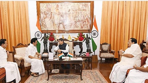 சென்னை ராஜ்பவனில் ஆளுநர் ஆர்.என்.ரவியை முதல்வர் மு.க.ஸ்டாலின் நேற்று சந்தித்து, நிலுவையில் உள்ள சித்த மருத்துவ பல்கலைக்கழகம் உள்ளிட்ட 21 சட்ட மசோதாக்களுக்கு விரைவில் ஒப்புதல் வழங்க வலியுறுத்தினார். உடன் அமைச்சர்கள் துரைமுருகன், க.பொன்முடி, தங்கம் தென்னரசு ஆகியோர்.