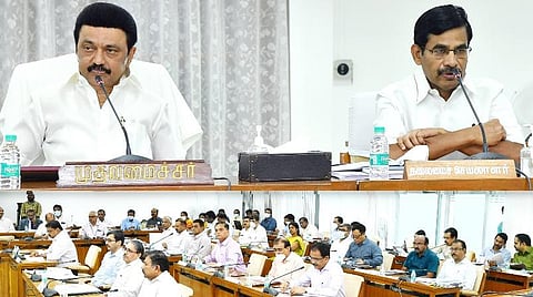 மக்களுக்கு பயன் அளிக்கும் புதிய யுக்திகளை நடைமுறைப்படுத்த வேண்டும் - அதிகாரிகளுக்கு முதல்வர் அறிவுறுத்தல்