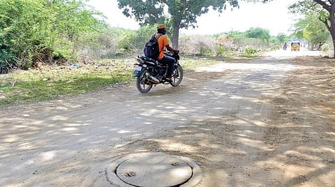 ‘இந்து தமிழ் திசை’ செய்தி எதிரொலியாக தாராபடவேடு தமிழ்நாடு குடியிருப்பு வாரிய சாலை சீரமைக்கப்பட்டு ஆபத்தான நிலையில் இருந்த பாதாள சாக்கடை திட்டத்தின் பள்ளம் சிமென்ட் மூடியால் மூடப்பட்டது. படம்: வி.எம்.மணிநாதன்.