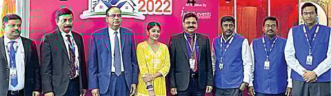 எஸ்பிஐ வழங்கும் ‘இந்து தமிழ்திசை -தமிழ்நாடு பிராப்பர்டி எக்ஸ்போ -2022’, கண்காட்சியை தொடங்கி வைத்த, பாரத ஸ்டேட் வங்கியின் சென்னை வட்டத்தின் தலைமைப் பொதுமேலாளர் ஆர்.ராதாகிருஷ்ணா (இடமிருந்து 3-வது), திரைப்பட நடிகை ஷீலா ராஜ்குமார் மற்றும் அதிகாரிகள்.