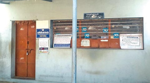 எரிசினம்பட்டி மின்வாரிய அலுவலகத்துக்கு பூட்டு: கட்டணம் செலுத்த சென்ற மக்கள் அவதி