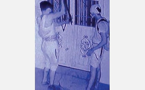 காரைக்குடியில் அய்யப்பனின் வீட்டு கதவை டவுசர் கொள்ளையர்கள் உடைக்கும் காட்சி சிசிடிவி கேமராவில் பதிவாகியுள்ளது.